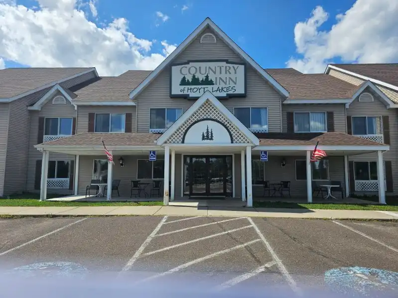 The front entrance of Country Inn of Hoyt Lakes on a clear summer day